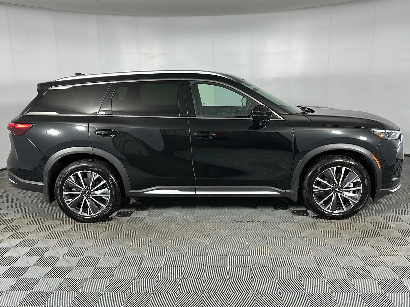 Used 2026 Mineral Black INFINITI LUXE image 32