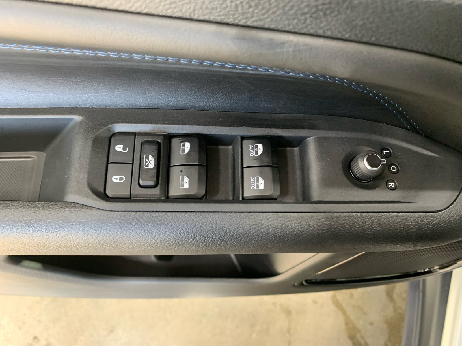 New 2026 Silver Zynith Metallic Clearcoat Jeep Latitude image 28