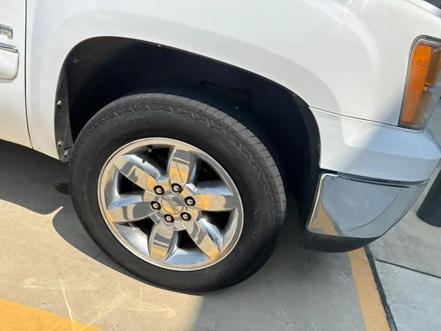 Used 2012 White GMC SLE image 3