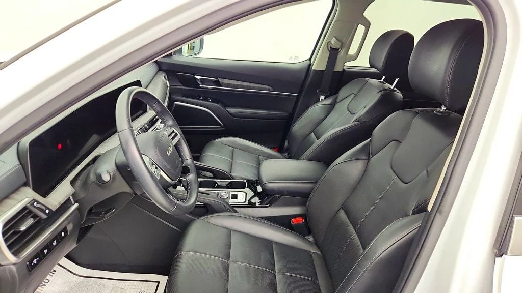 Used 2024 Glacial White Pearl Kia EX FWD image 21