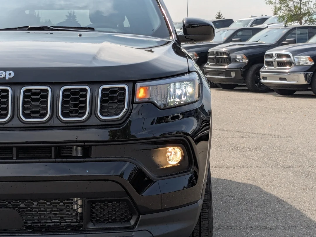 New 2025 Black Jeep North - - 4X4 - 4.99% O.A.C - Heated seats - Forward Collision Warning & More! image 10