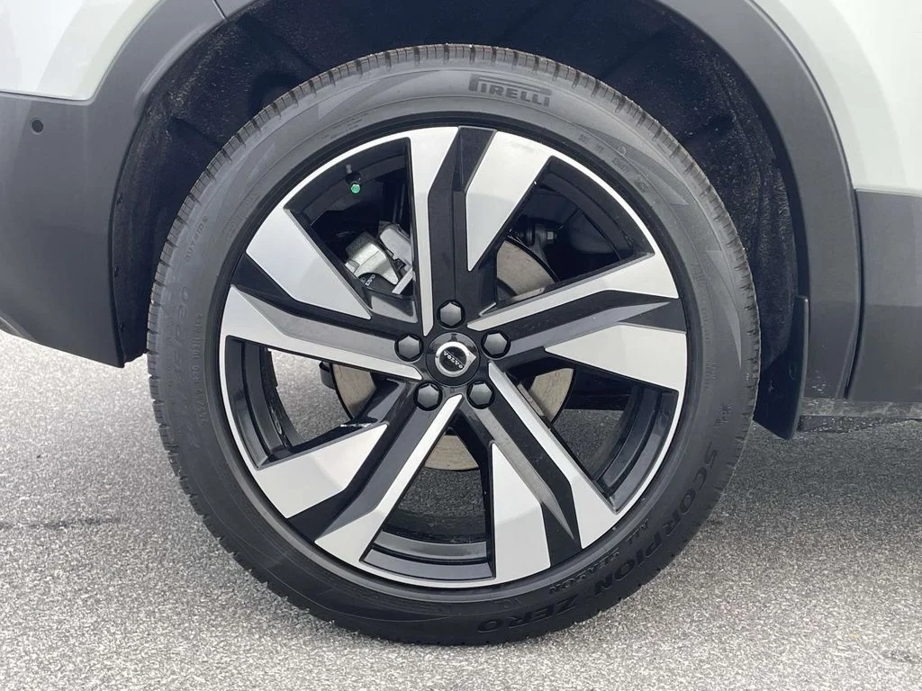 New 2026 Crystal White Volvo Plus image 32
