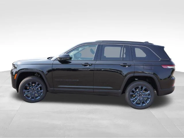 New 2026 Diamond Black Crystal Pearl-Coat Exterior Paint Jeep Limited image 6