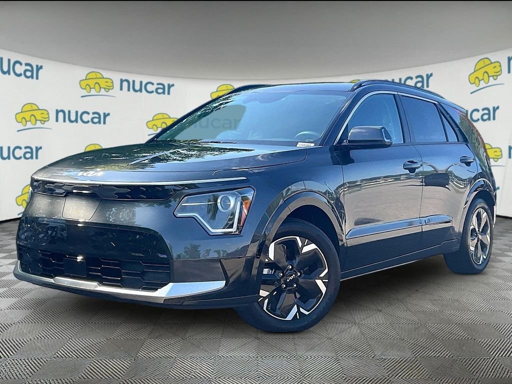Used 2023 Gray Kia Wind image 3
