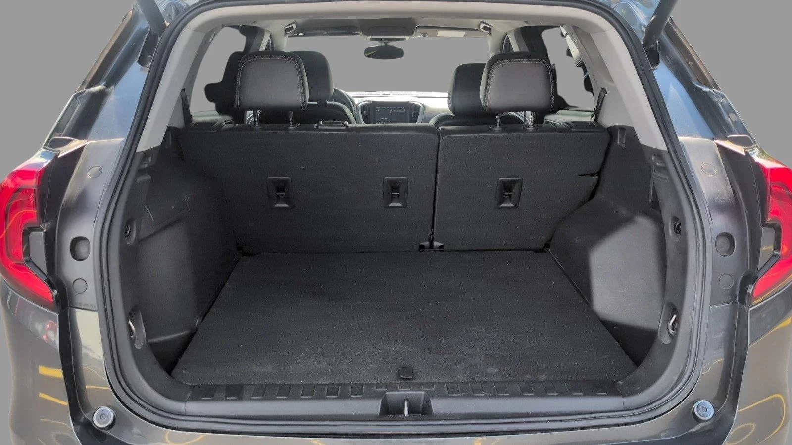 Used 2021 Graphite Gray Metallic GMC SLT image 5