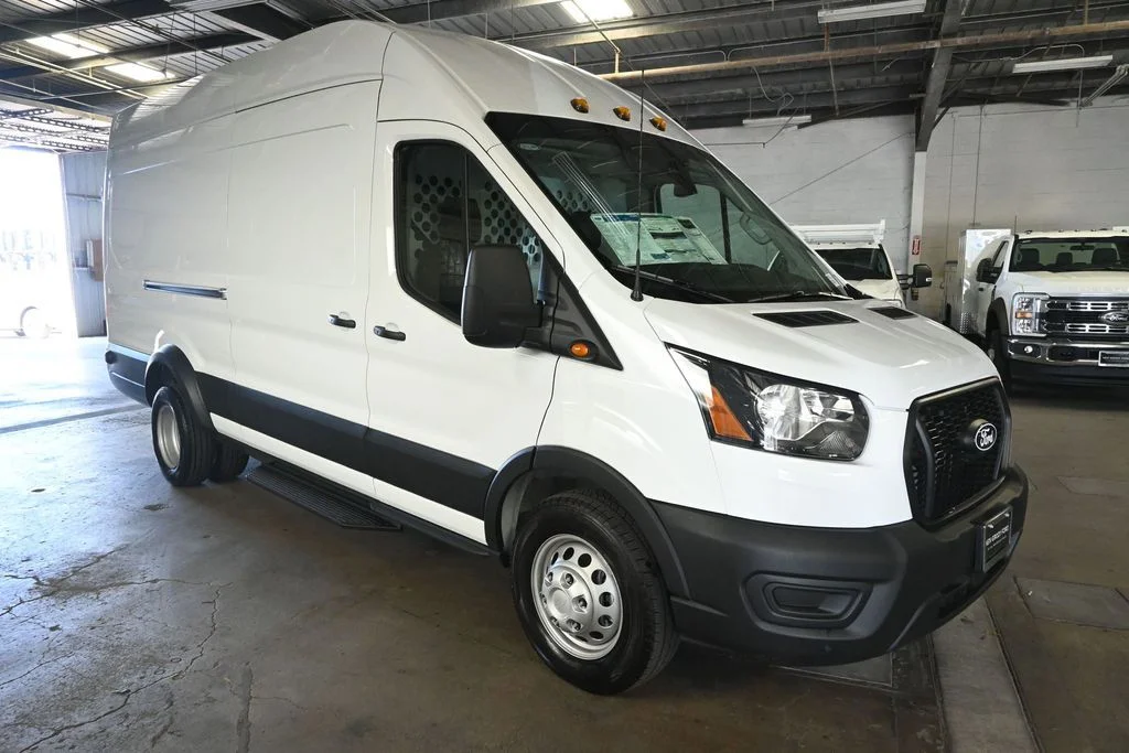 New 2026 Oxford White Ford Base image 2