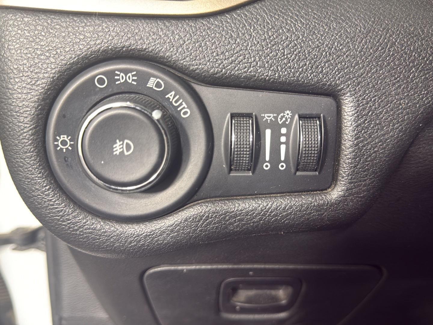 Used 2015 Bright White Clearcoat Jeep Latitude image 14