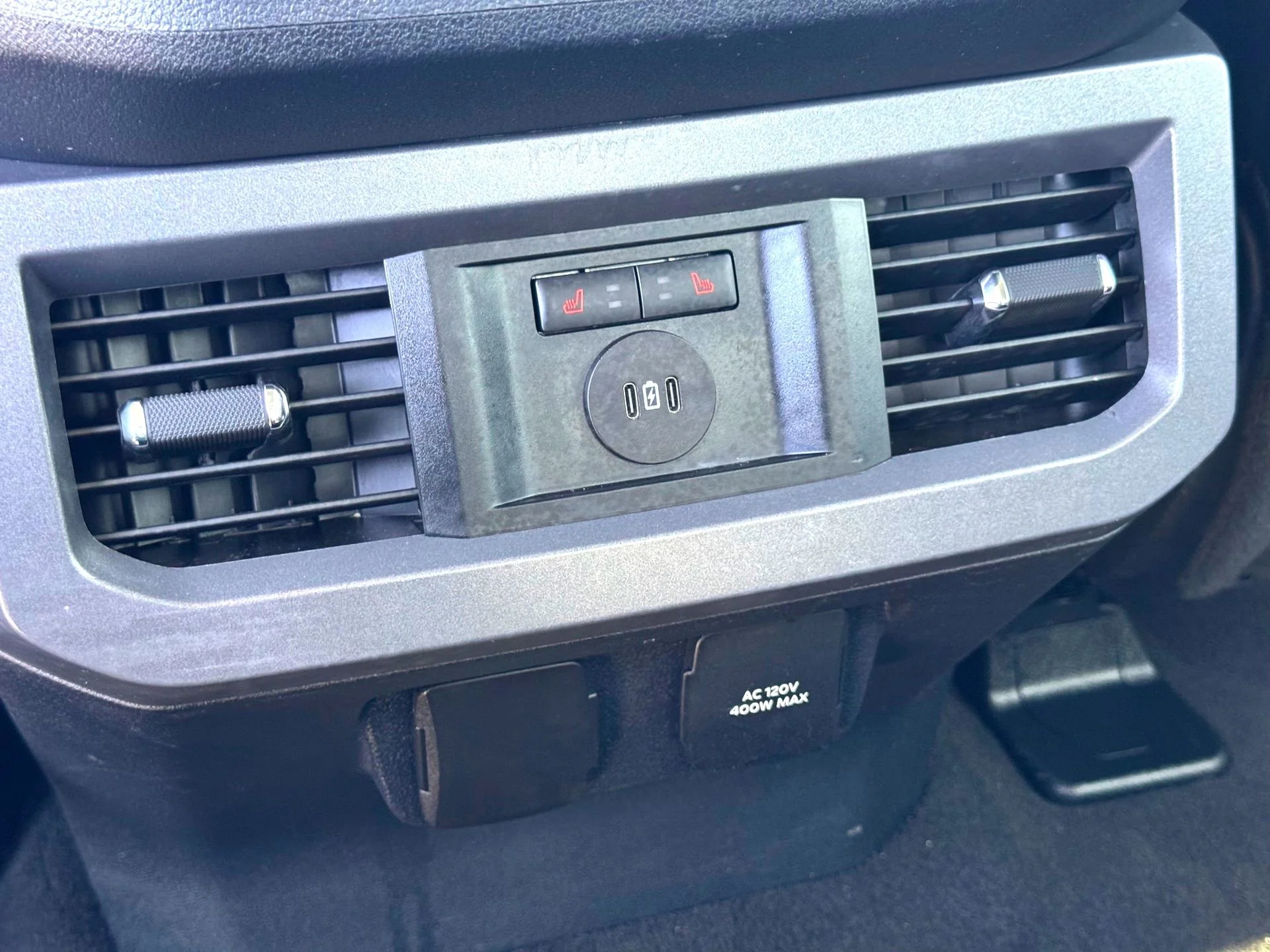Used 2024  Ford Lariat image 19