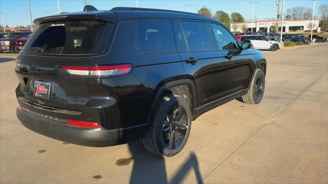 New 2025 Diamond Black Crystal Pearl-Coat Exterior Paint Jeep Limited image 19