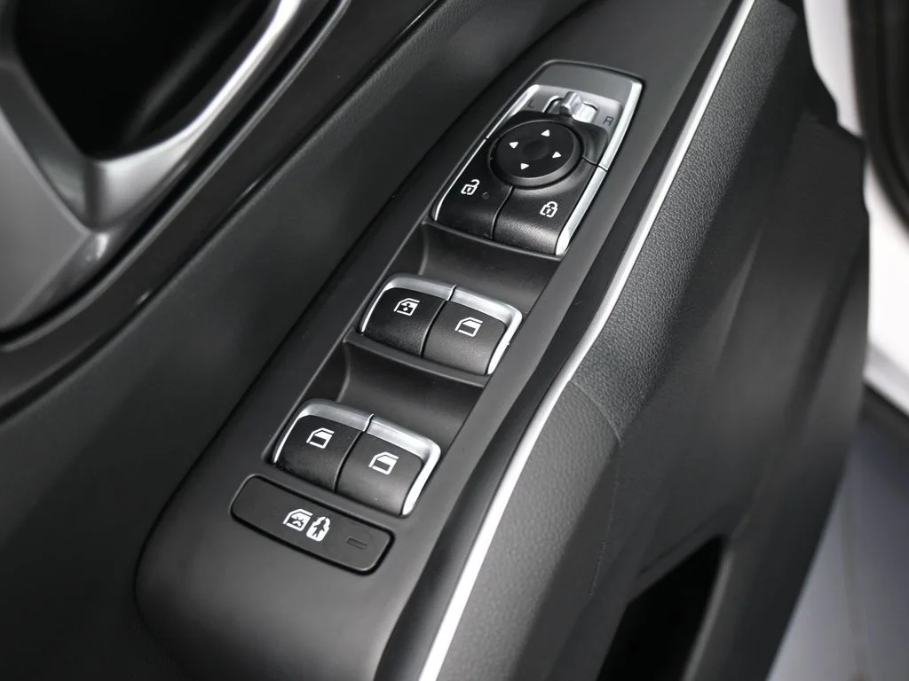 Used 2025 Glacial White Pearl Kia EX image 14