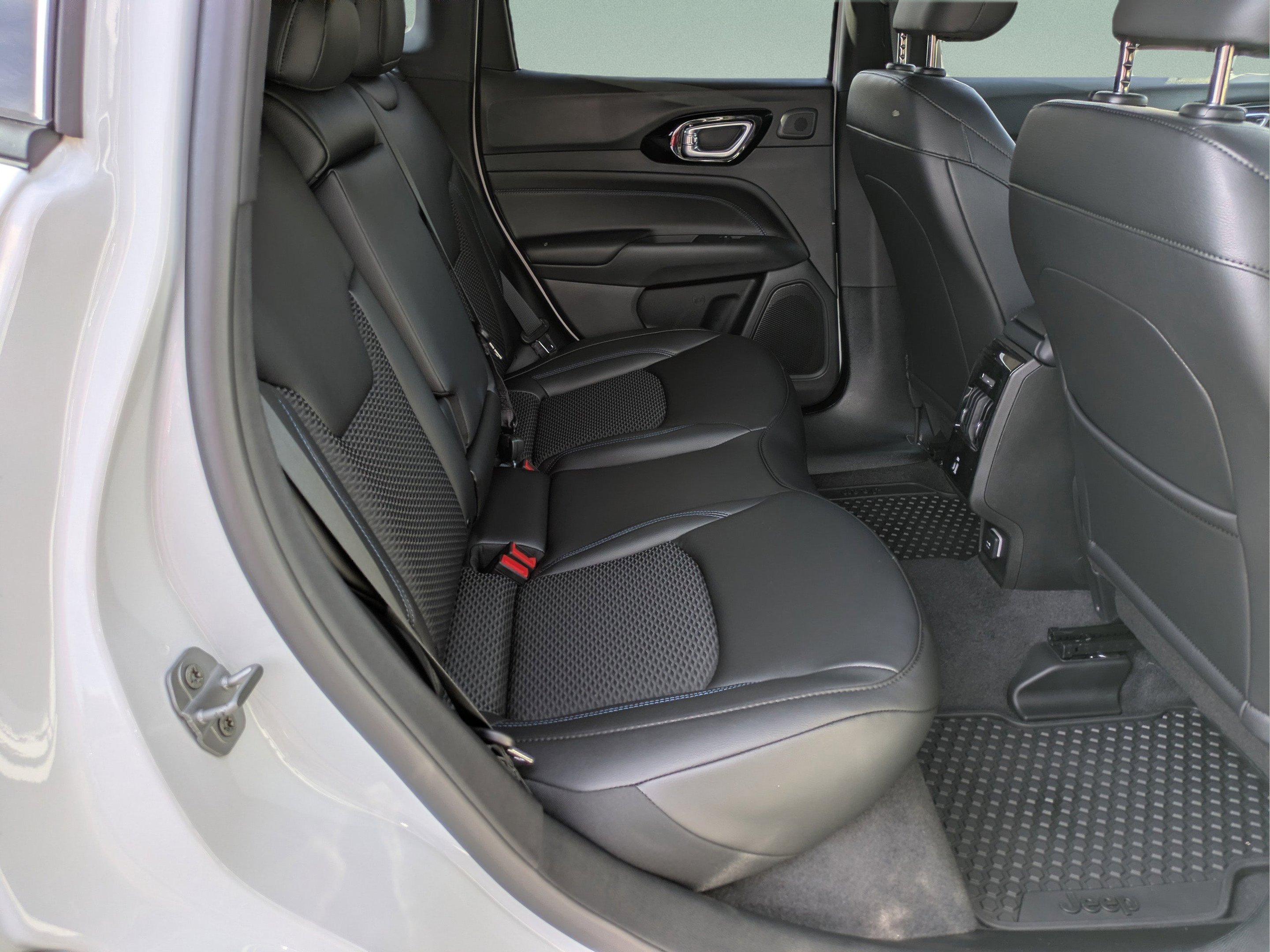 New 2026 Bright White Clearcoat Jeep Latitude Altitude image 13
