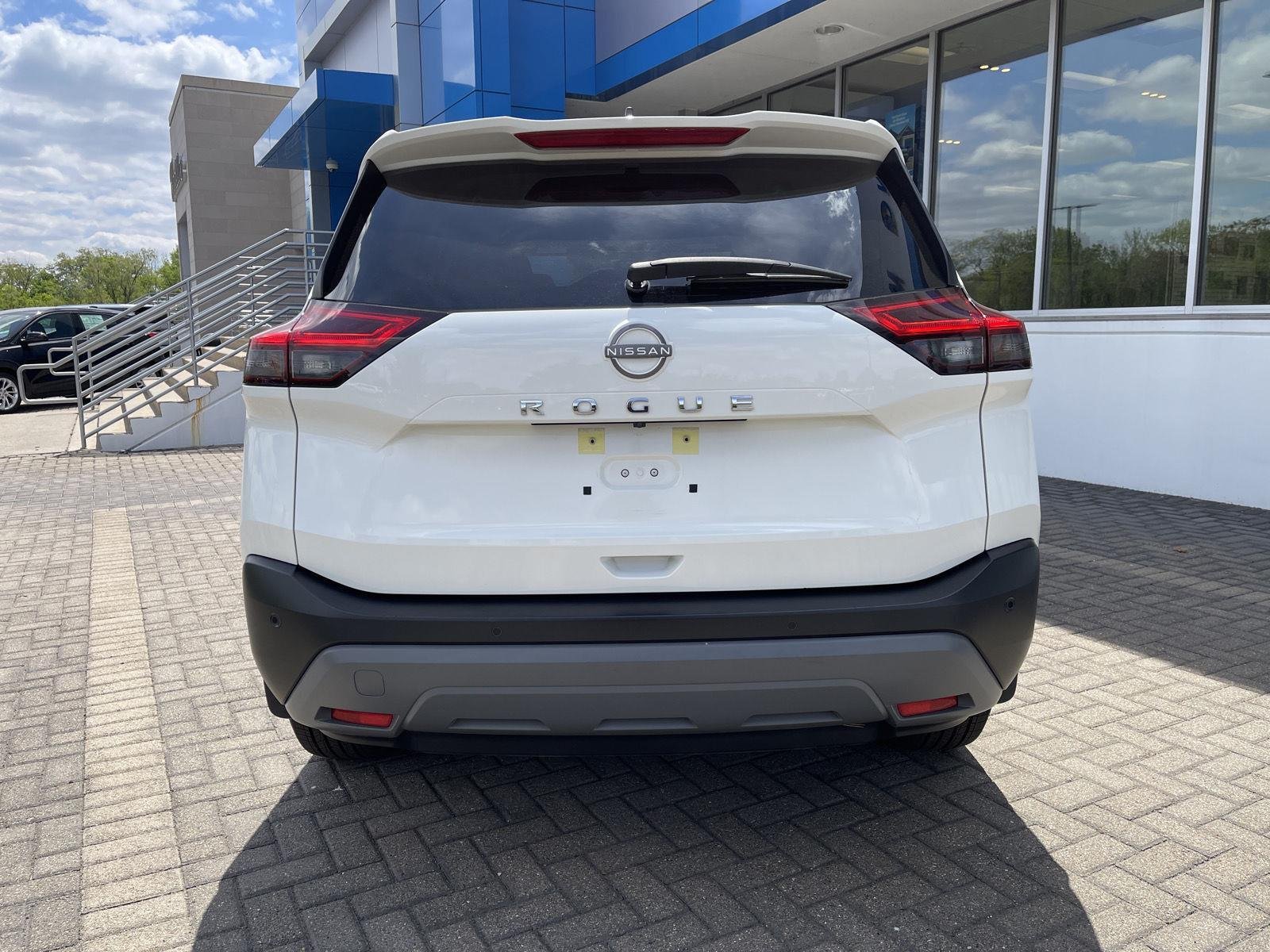 Used 2023 Glacier White Nissan S image 4