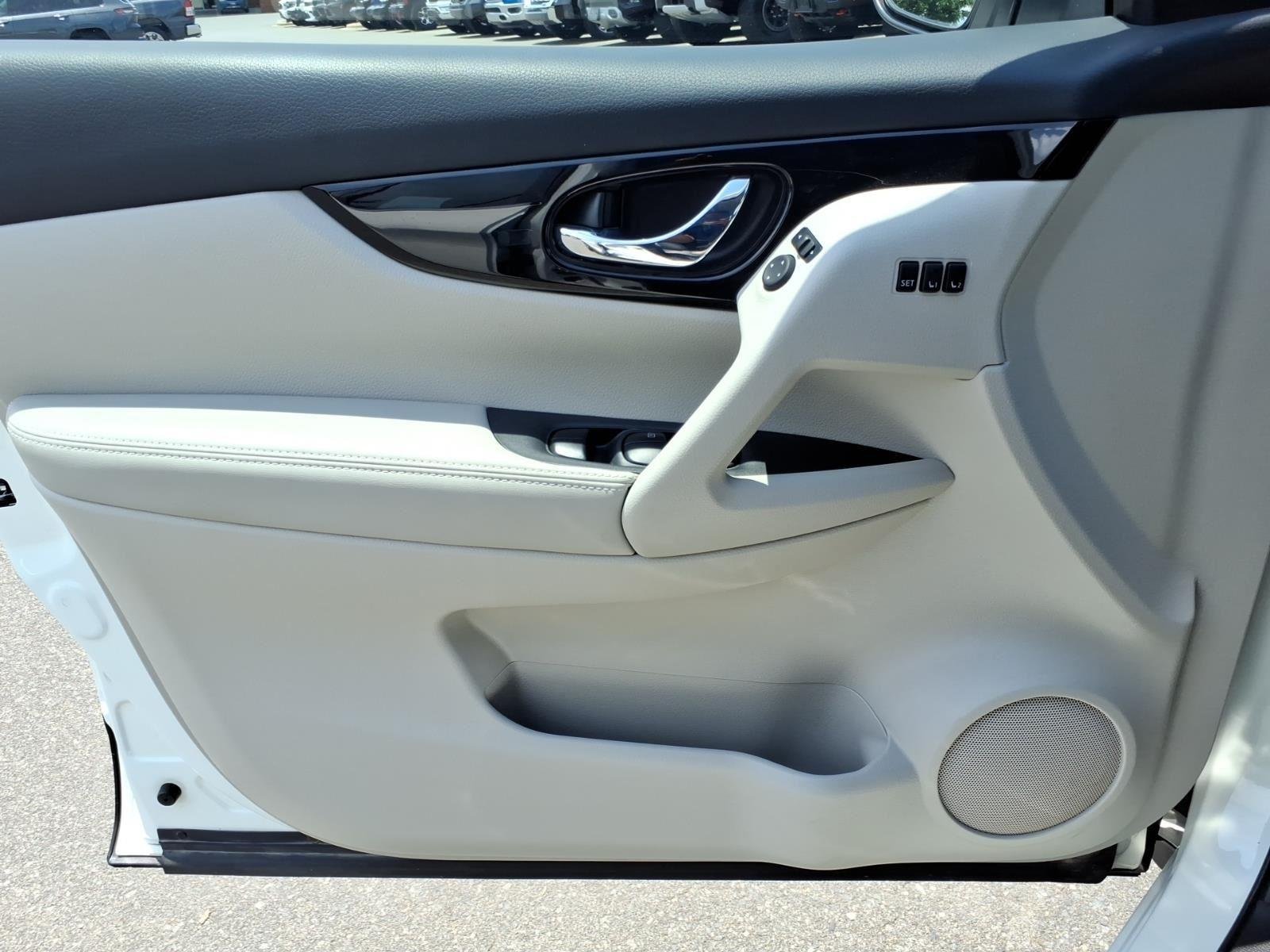 Used 2022 Pearl White Tricoat Nissan SL image 29