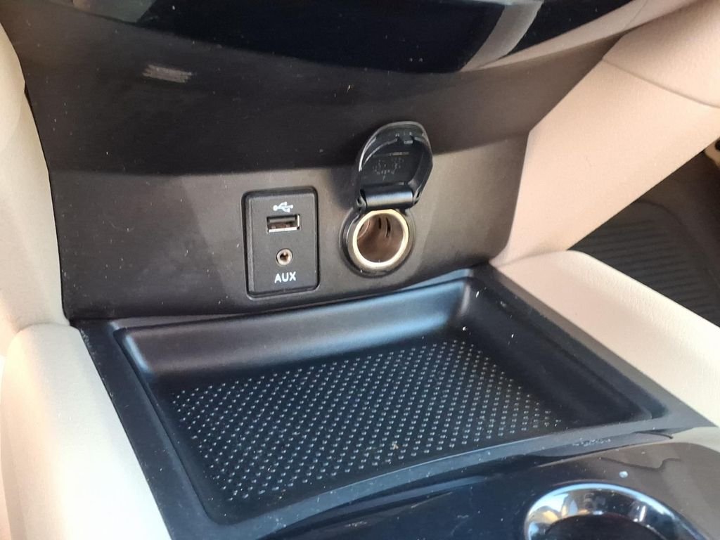 Used 2016 Cayenne Red Nissan SV image 9