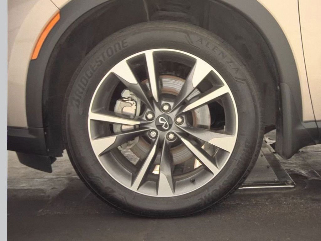 Used 2023 Silver INFINITI LUXE image 9