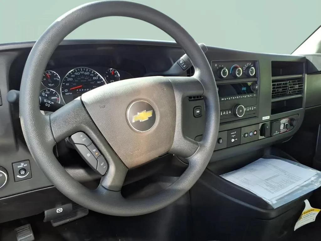 New 2025 Summit White Chevrolet 1WT image 8