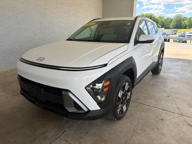 Used 2025 White Hyundai SEL image 2