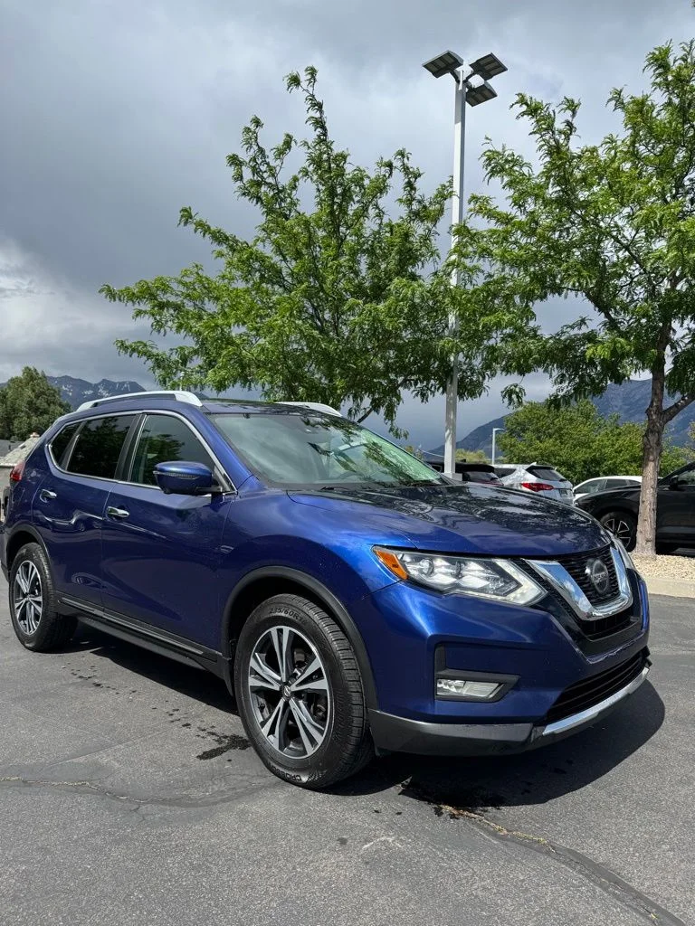 Used 2018 Blue Nissan SL image 2