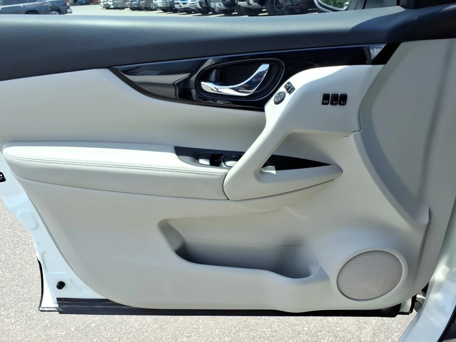 Used 2022 Pearl White Tricoat Nissan SL image 29