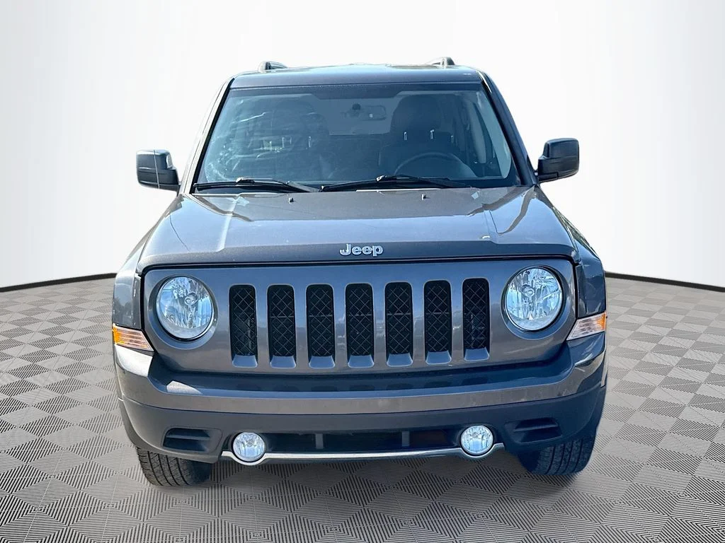 Used 2016 Gray Jeep Latitude image 2