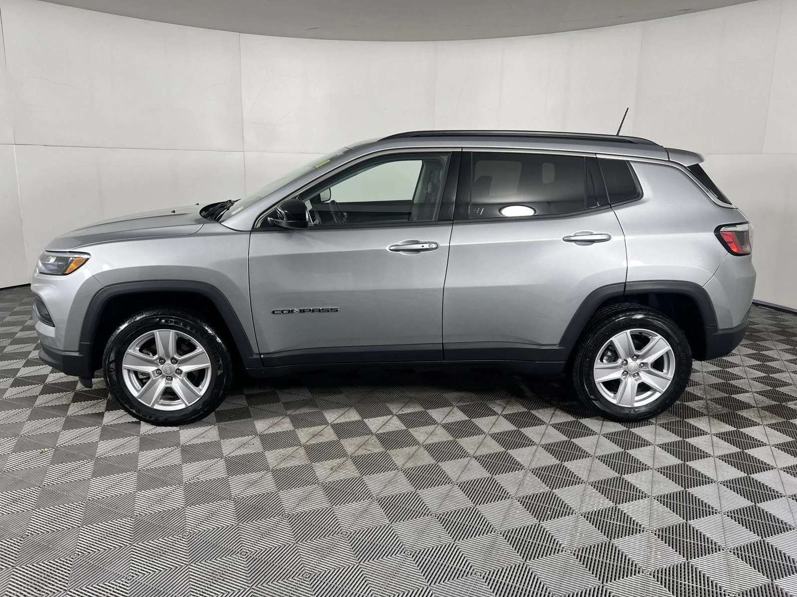 Used 2022  Jeep Latitude image 16