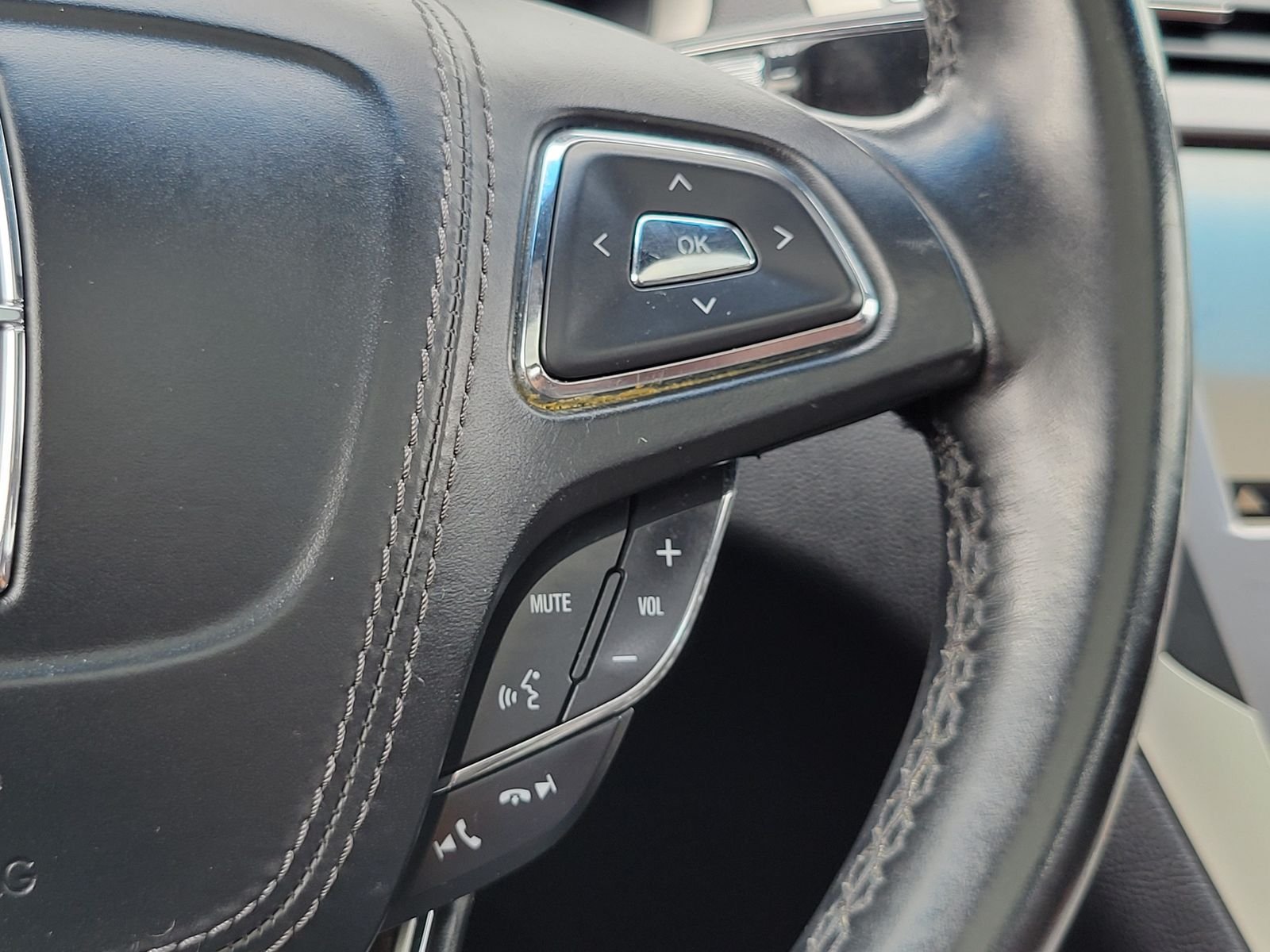 Used 2017 Black Lincoln Reserve image 19