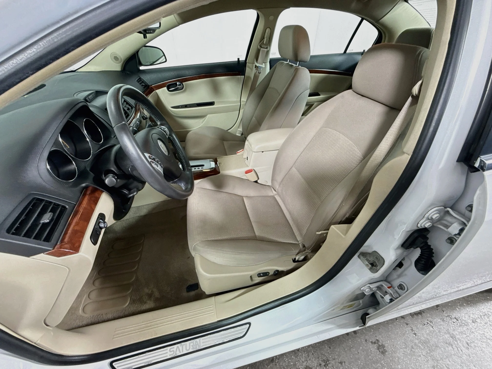 Used 2009 Polar White Saturn XE image 19