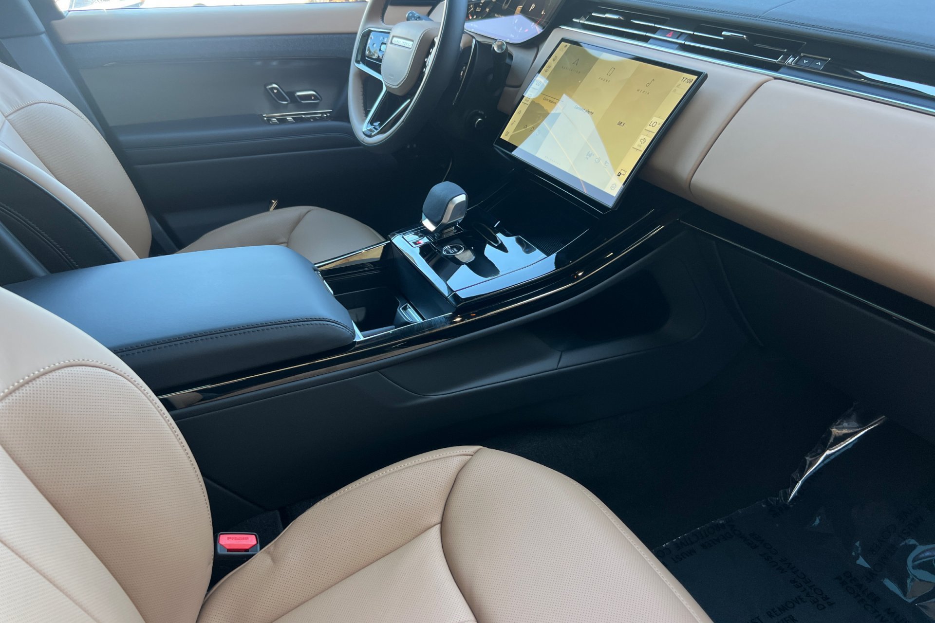 New 2026 Santorini Black Land Rover Dynamic SE image 19