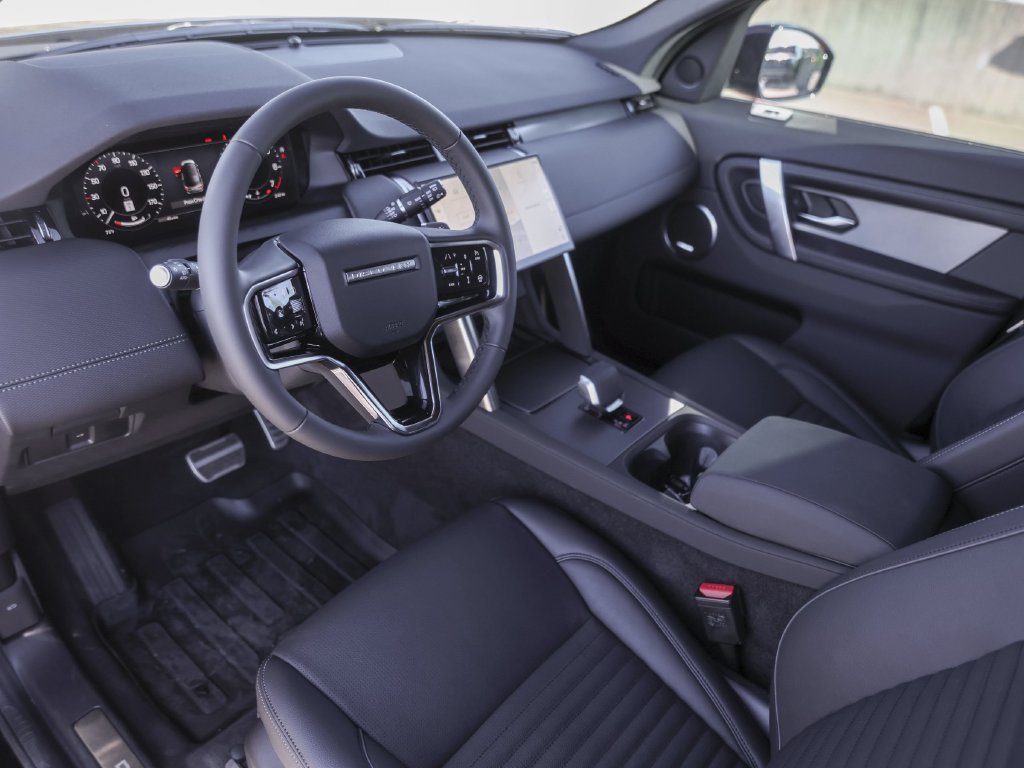Used 2025  Land Rover SE image 16