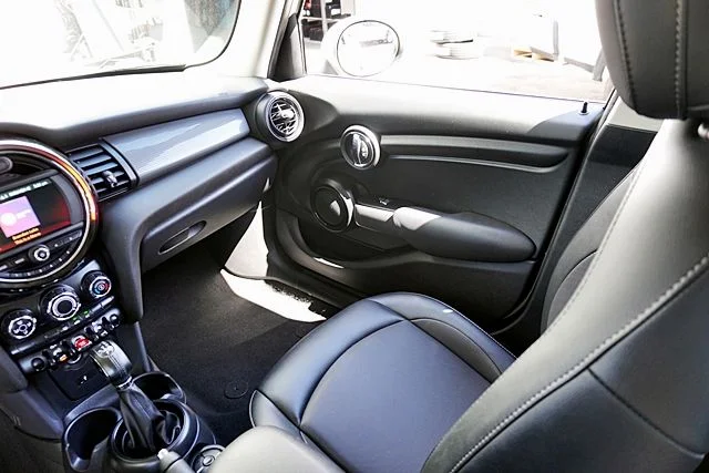 Used 2019 White MINI Classic image 20