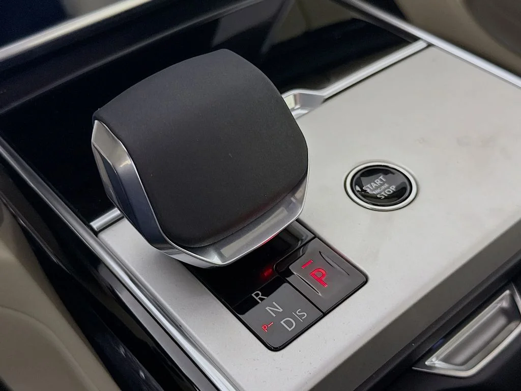 New 2026 Santorini Black Land Rover SE image 19