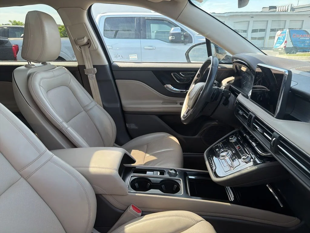 Used 2022 Blue Metallic Lincoln Standard image 17