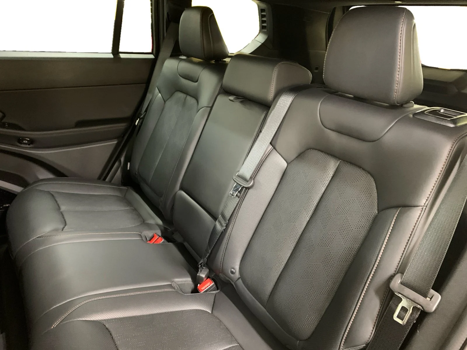 New 2026 Diamond Black Crystal Pearl Jeep Overland image 16