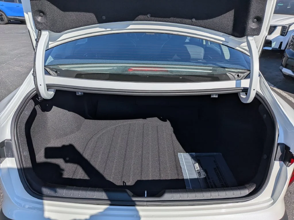 New 2027 Snow White Pearl Kia LXS image 47