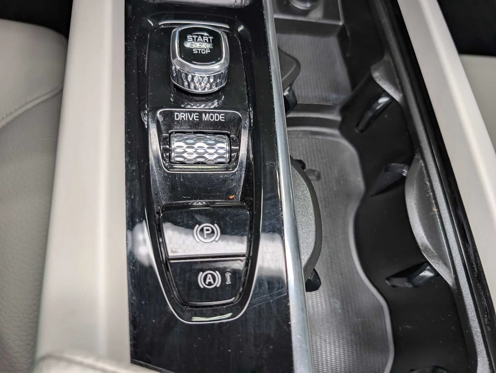 Used 2020  Volvo Momentum image 28