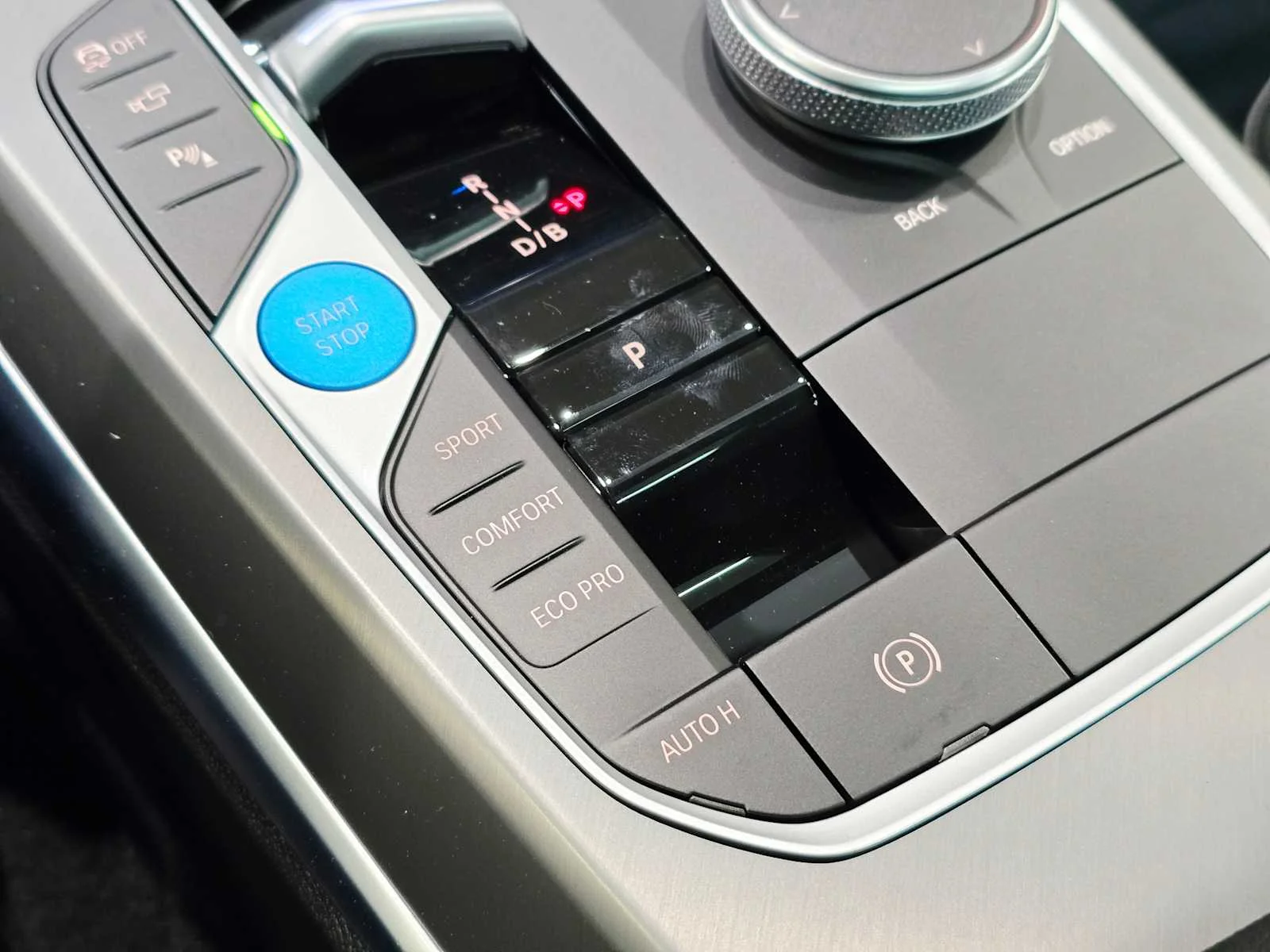 New 2026 Cape York Green Metallic BMW xDrive40 image 17