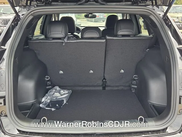 New 2026 Diamond Black Crystal Pearlcoat Jeep Latitude image 12