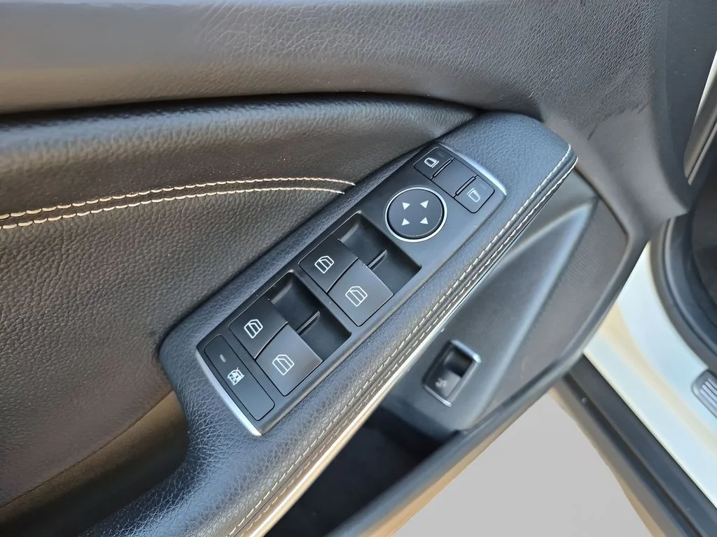 Used 2018 Black Mercedes-Benz GLA 250 image 16