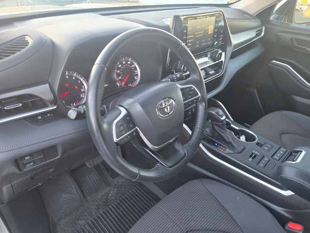 Used 2022 Silver Toyota LE image 10