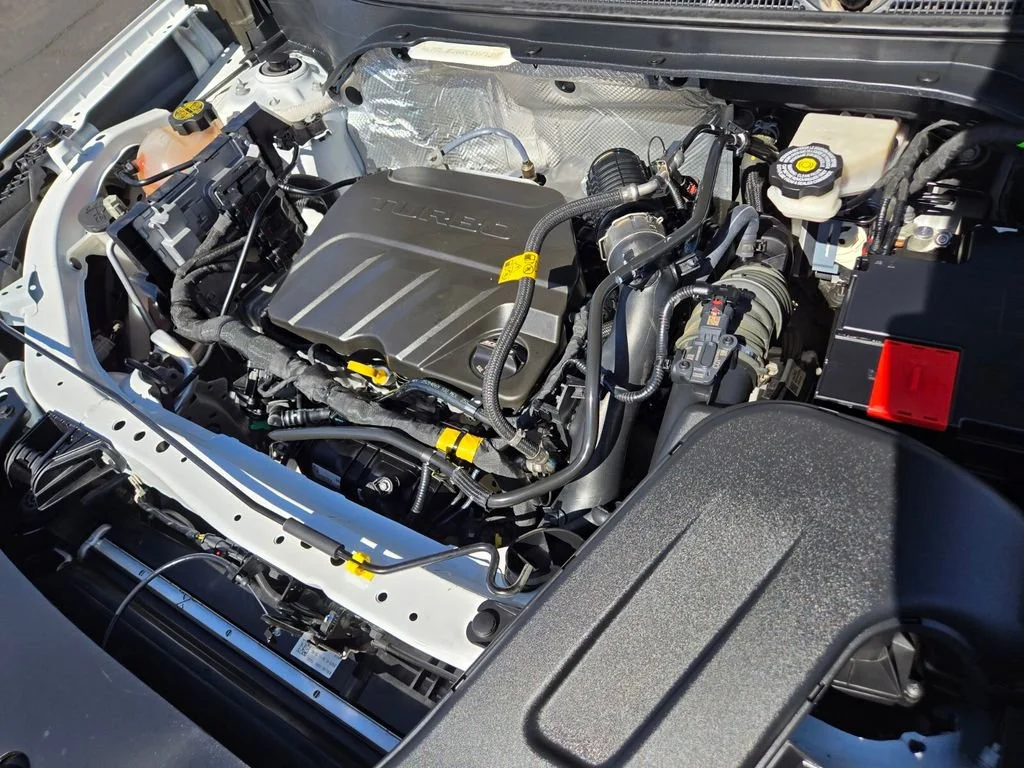 Used 2024 Summit White Chevrolet 2RS image 16