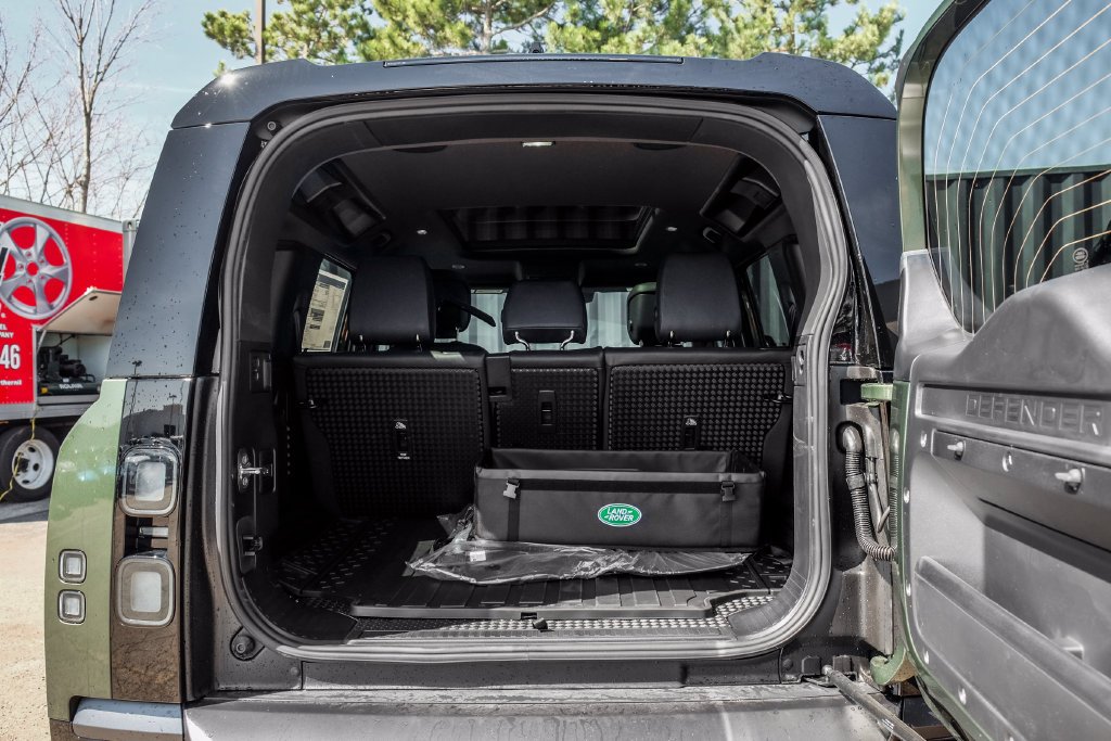 New 2026 Woolstone Green Land Rover X-Dynamic SE image 9