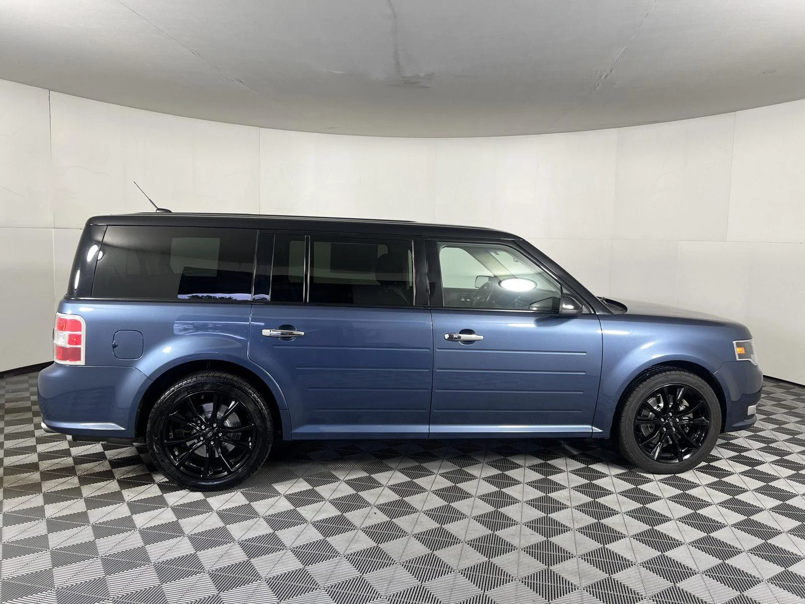 Used 2019 Blue Ford SEL image 7