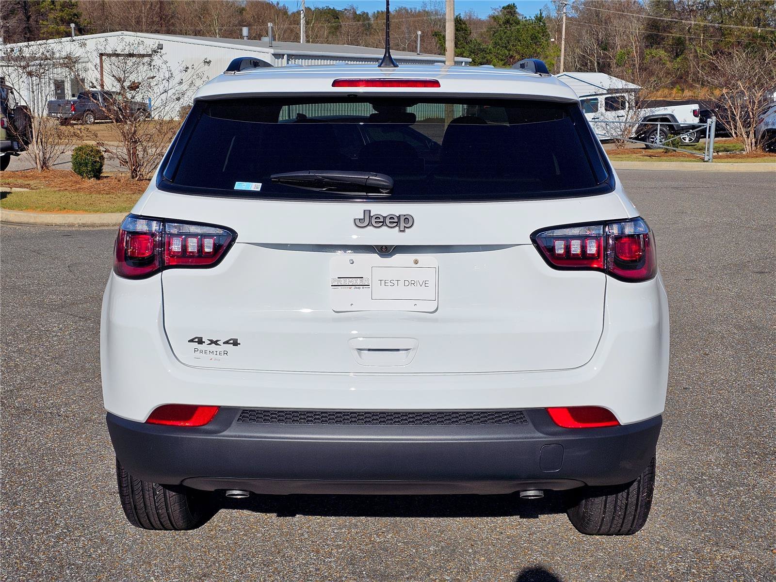 New 2026 Bright White Clearcoat Jeep Latitude Altitude image 10