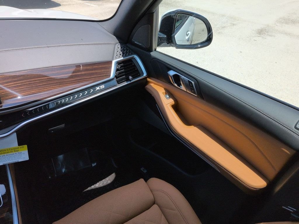 New 2026 Mineral White Metallic BMW xDrive50e image 17