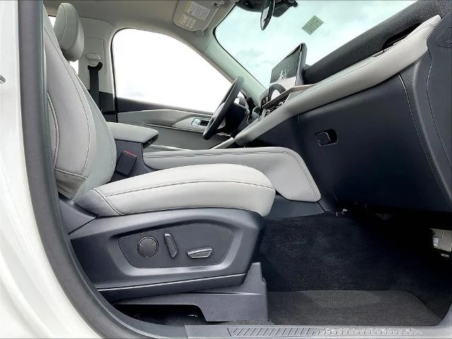 New 2026 Star White Metallic Tri-Coat Ford Active image 53