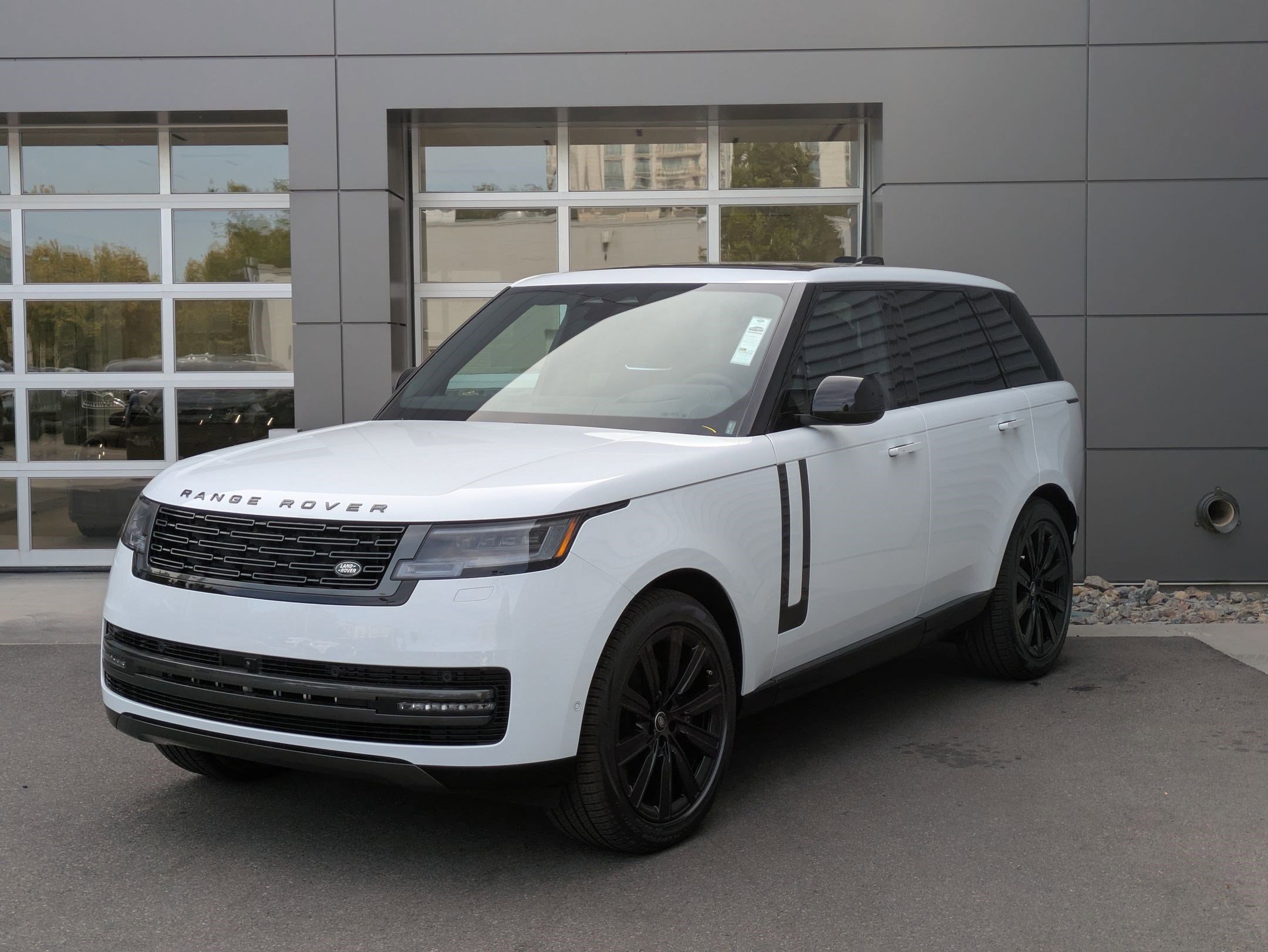 New 2025 Fuji White Land Rover SE image 1
