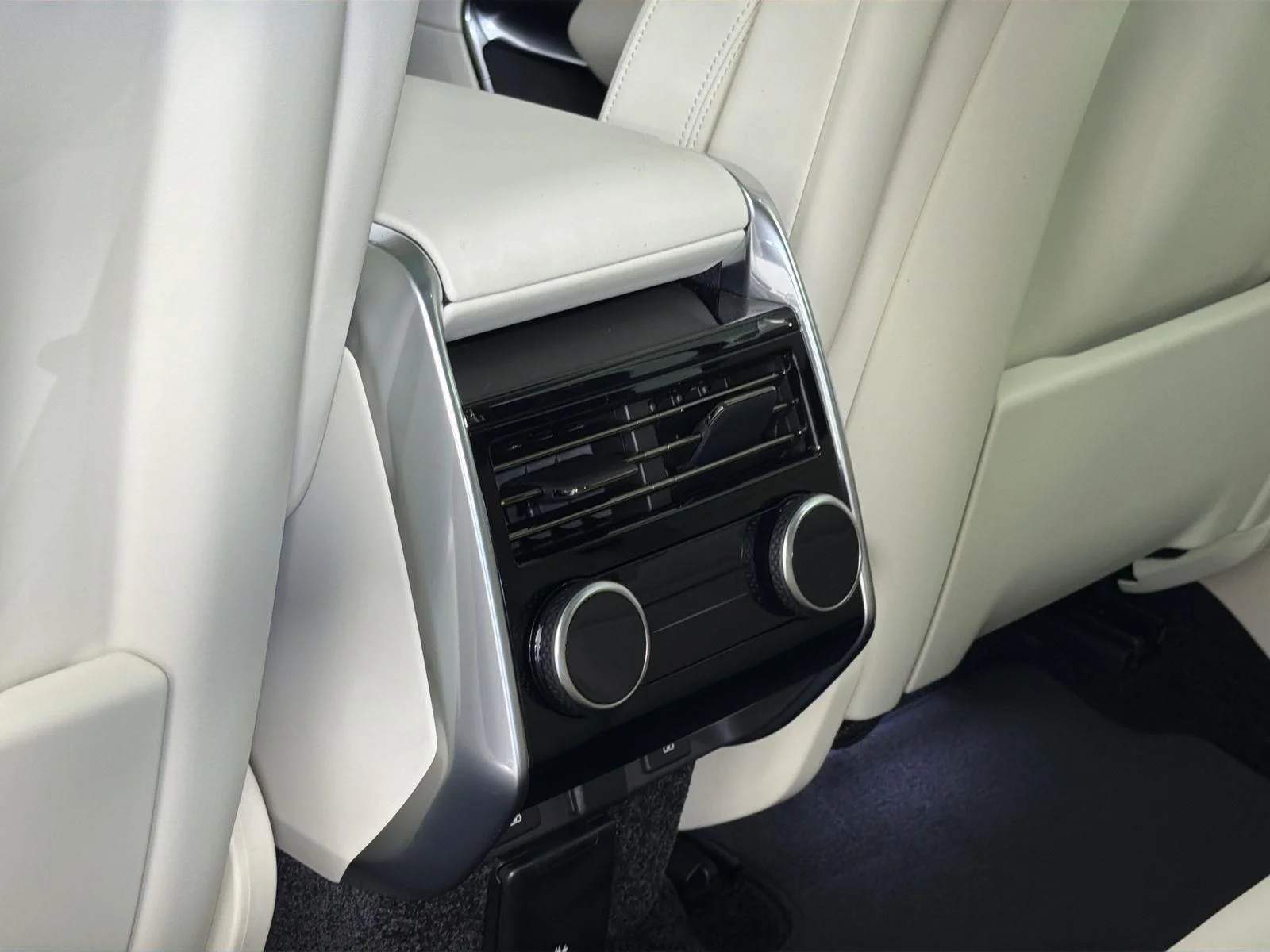 2026 Land Rover Range Rover SE - Photo 27