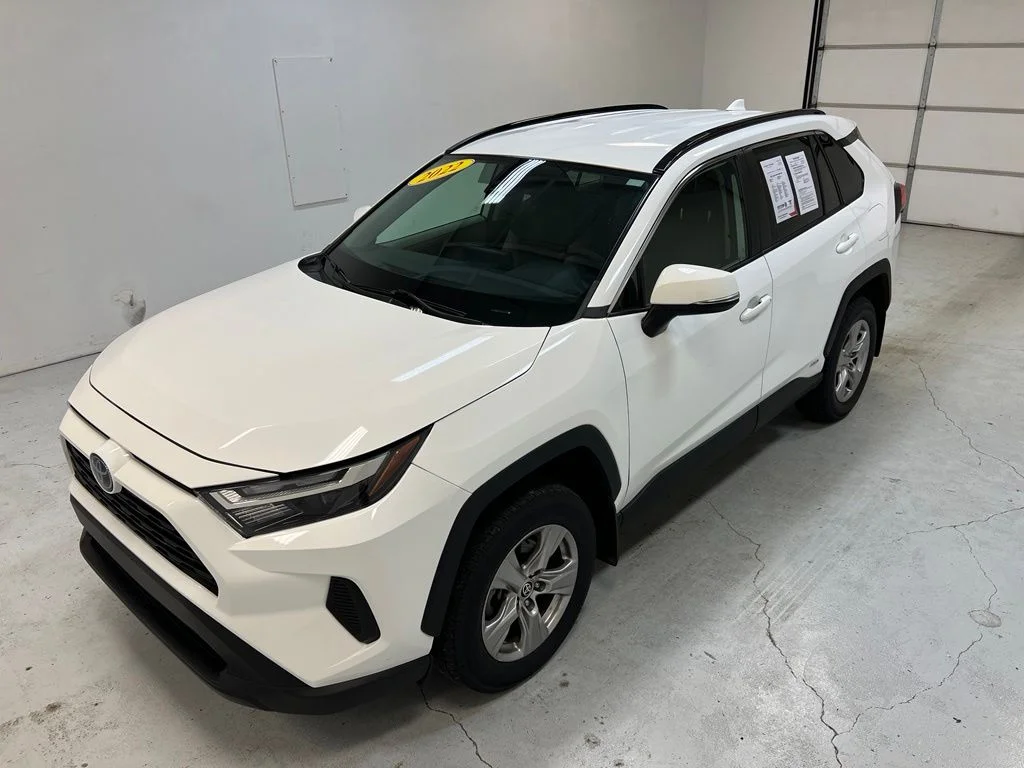 Used 2022 White Toyota XLE image 6