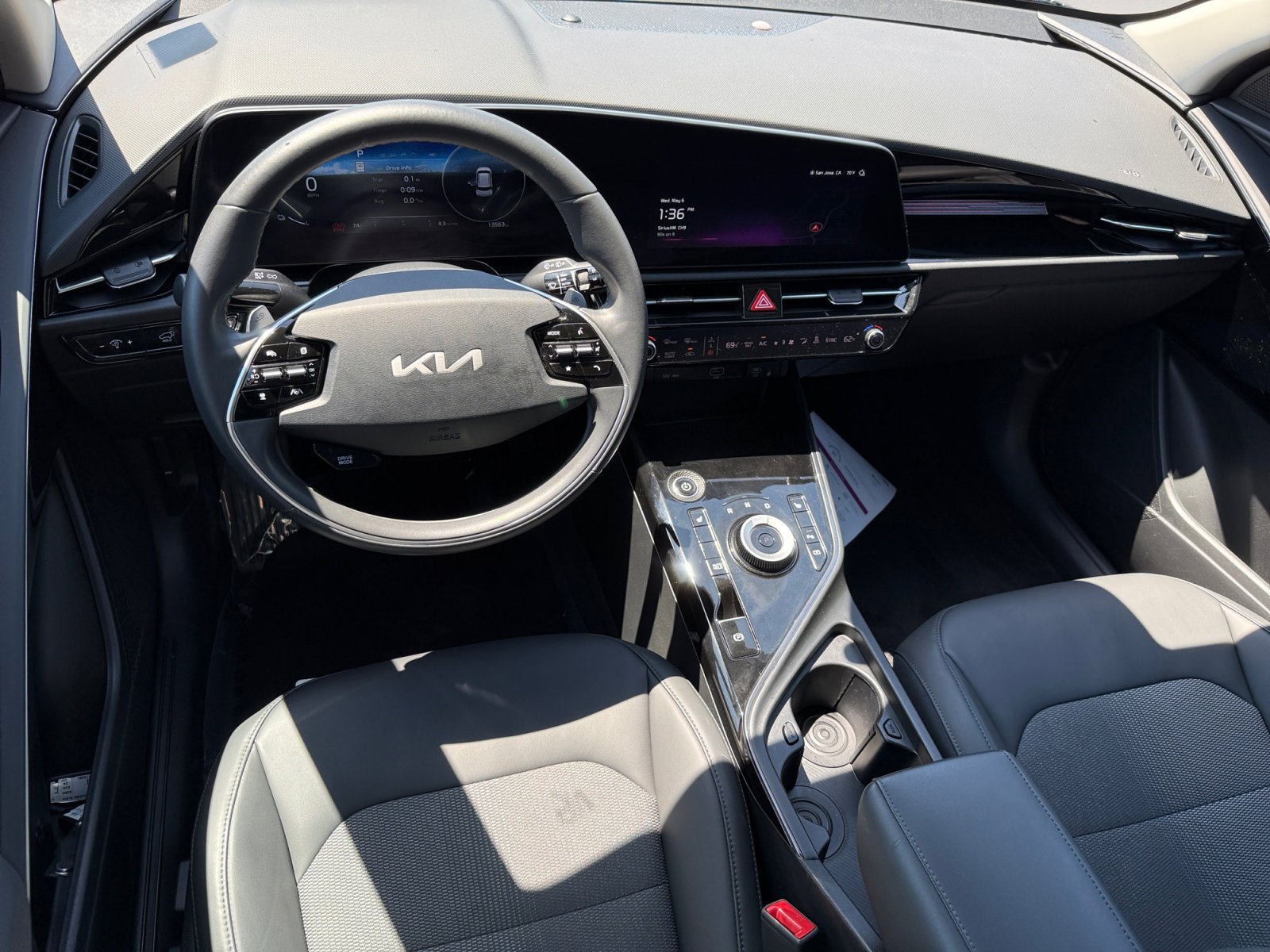 Used 2024 Aurora Black Kia Wind image 15