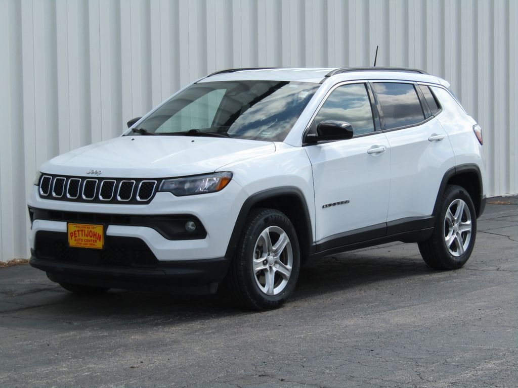 Used 2024 White Jeep Latitude image 7